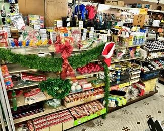 Good selection of vintage Christmas decor!