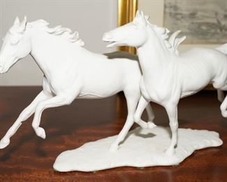 Golden Crown Kaiser horse sculpture