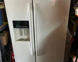Side by side refrigerator 