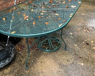 Mesh table and 6 mesh chairs with cushions