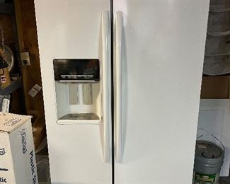Side by side refrigerator 