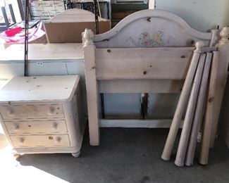 Thomasville four poster bed with night stand that matches prior pic 