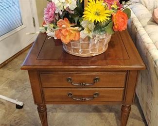 (1) of (2) matching end tables