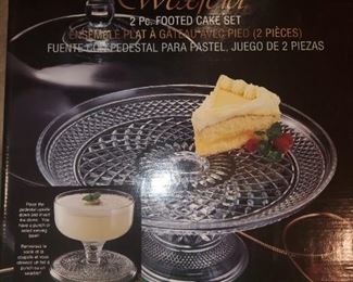 Anchor Hocking footed cake set