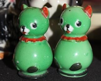 Japanese kitties salt and pepper shakers