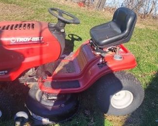 Troy-bilt Lawn tractor runs great new rear tires and belts 