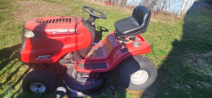 Troy-bilt Lawn tractor runs great new rear tires and belts 