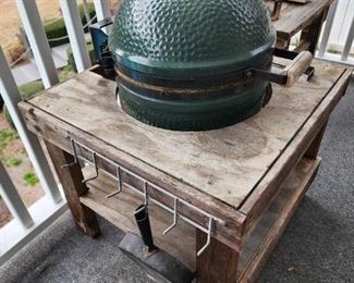 Big Green Egg Grill with table