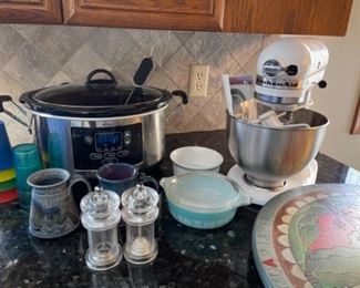 KITCHENAID MIXER AND VARIOUS KITCHENWARE 