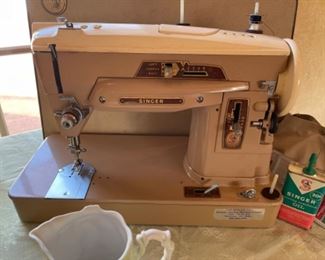 VINTAGE SINGER SEWING MACHINE
