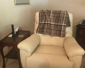 Comfortable swivel recliner 
