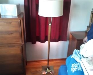 Mid Century Modern Floor lamp
Laurel Lamp Co.
Gerald Thurston, Designer
Wishbone design feature