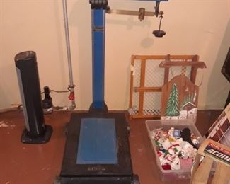 Repeat picture of this vintage commercial scale , rated for 1000 pounds