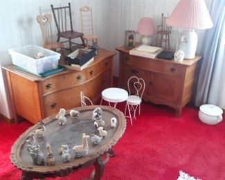 Oval coffee table with glassinset