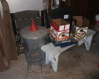 Wood bench
Galvanized waste can with lid