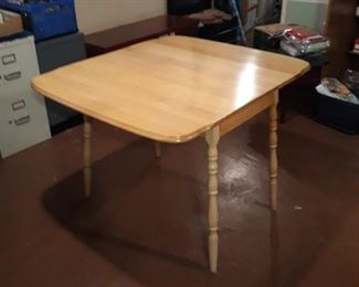 Drop leaf table