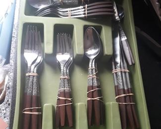 Mid Century Modern
Flatware set