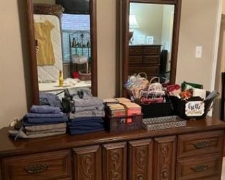 Double Dresser.  9 drawer.  2 mirrors