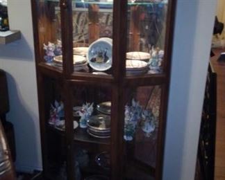 Lighted display cabinet