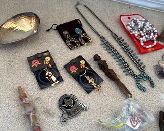 More cool stuff, pretty necklace, looney rooms key chains, 