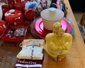 Table runners, hull cookie jar