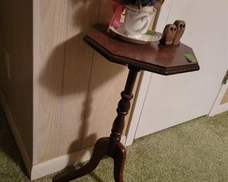 Accent Table and Collectibles 