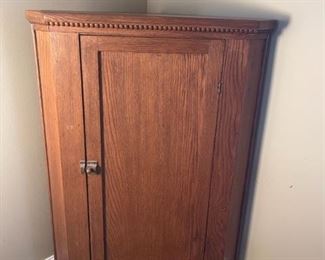 Hanging corner cabinet