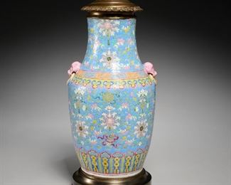 Nice Chinese famille rose porcelain vase lamp