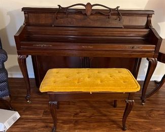 WURTLIZTER UPRIGHT PIANO & Bench,