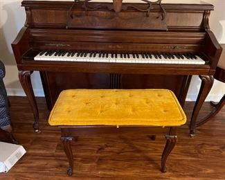 WURTLIZTER UPRIGHT PIANO & Bench,