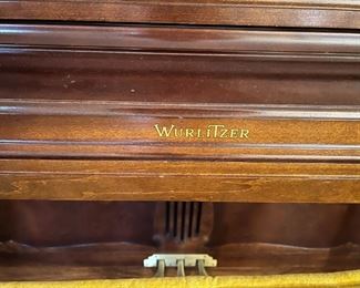 WURTLIZTER UPRIGHT PIANO & Bench,