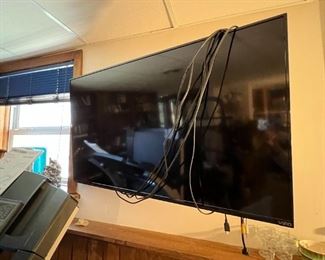 Flat Screen TV & Mount