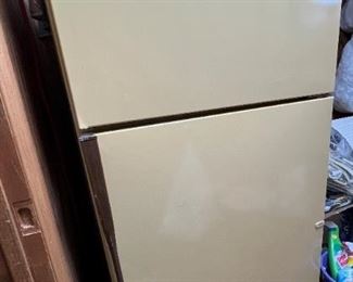 Whirlpool Harvest Gold Refrigerator 17.2 cu ft(EET-172PK), 