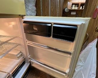 Whirlpool Harvest Gold Refrigerator 17.2 cu ft(EET-172PK), 