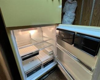 Whirlpool Harvest Gold Refrigerator 17.2 cu ft(EET-172PK), 