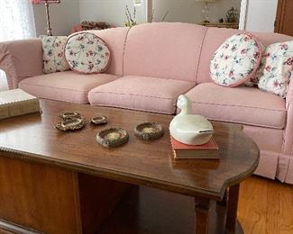 Coffee table & sofa