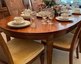 Dining table & 8 chairs (2 arm chairs)
