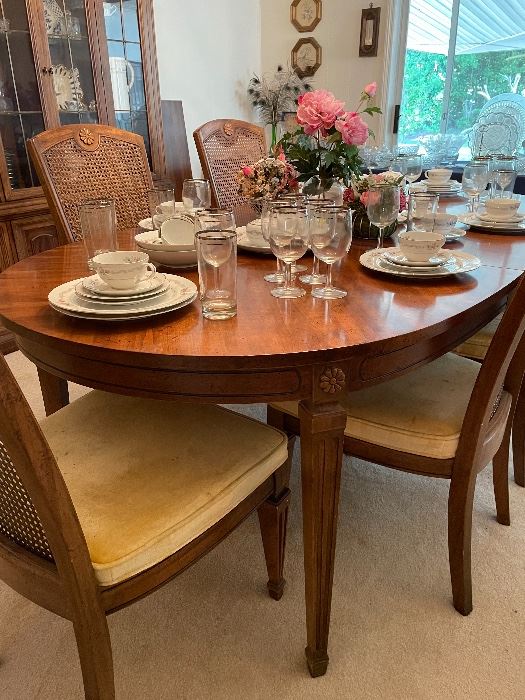 Dining table & 8 chairs (2 arm chairs)