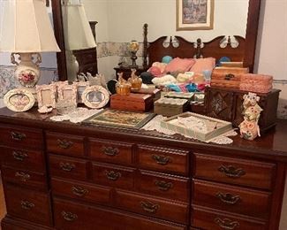 Dresser & mirror, vintage lamp