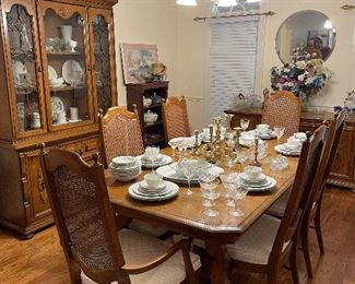 Dining table & 6 chairs
