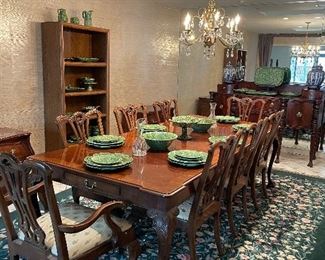 Henredon Dining Table with 8 Chairs, 2 Leaves, and Pads