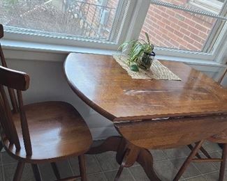 Dropleaf breakfast table for 2/chairs