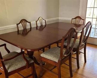 Traditional mahogany dining table/8 chairs (1/arms), 2 leaves
