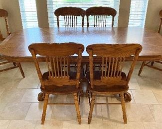 Solid Oak Table with Leaf and 6 Chairs $450