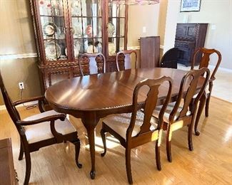 Beautiful Pennsylvania House Cherry Dining Table with 3 Leaves and 6 Padded Seat Chairs-in excellent condition! Comes with Table Pads and Storage Sleeves $800