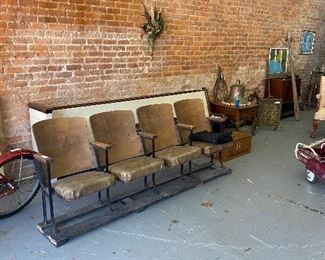 4 CHAIR THEATER SEAT