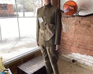WWI SOLDIERS COMPLETE UNIFORM (MANNEQUIN INCLUDED)