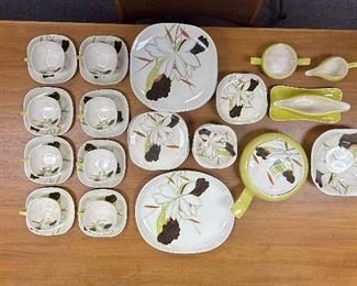 Red Wing dish set, lotus pattern