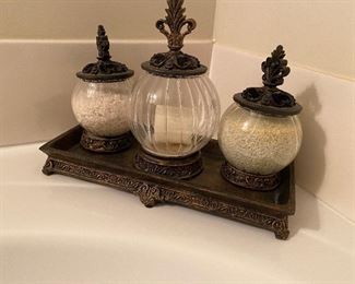 $12 - 4 piece bathroom display / storage. 