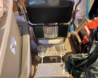 VINTAGE BARBER CHAIR